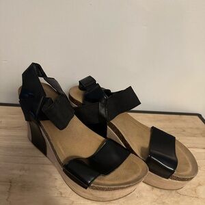 Black and tan wedge size 7
